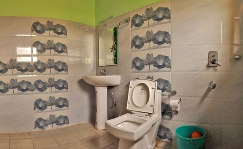 Superior Double Room | Bathroom | Shower, free toiletries, bidet, towels