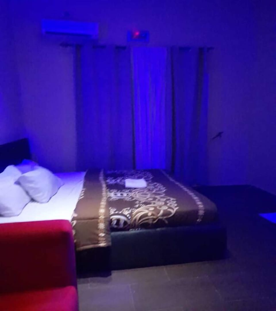 Basic Single Room | Premium bedding, down comforters, free WiFi, bed sheets