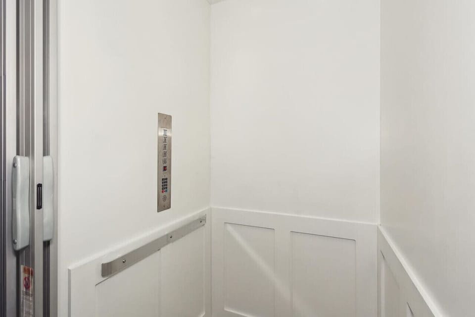 Elevator to all levels