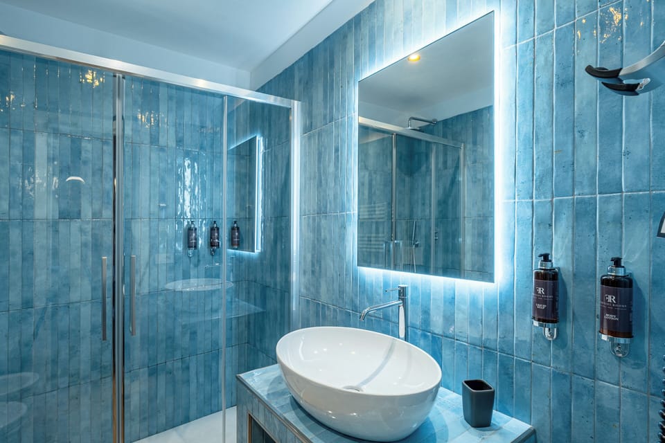 Double Room | Bathroom | Shower, rainfall showerhead, designer toiletries, hair dryer