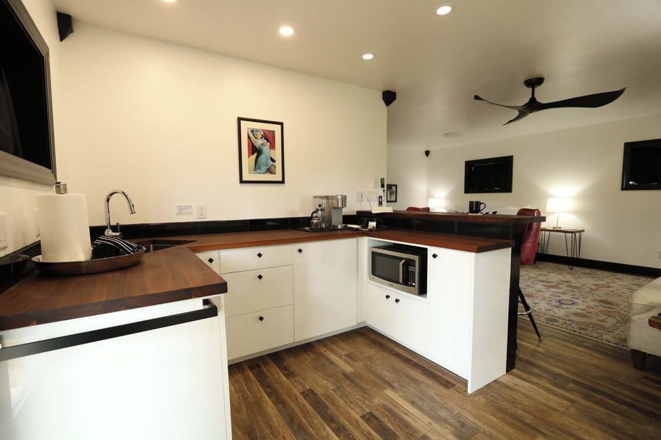 Corey Lake Private Suite | Private kitchen | Shared fridge, microwave