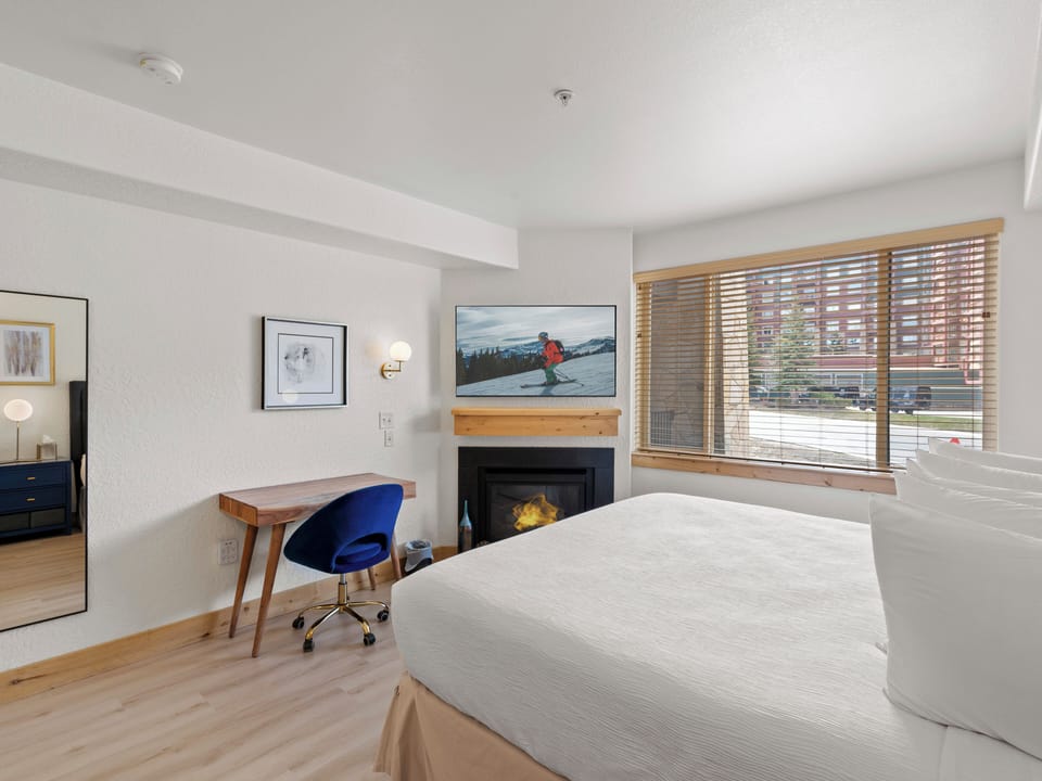 King Bed / Desk