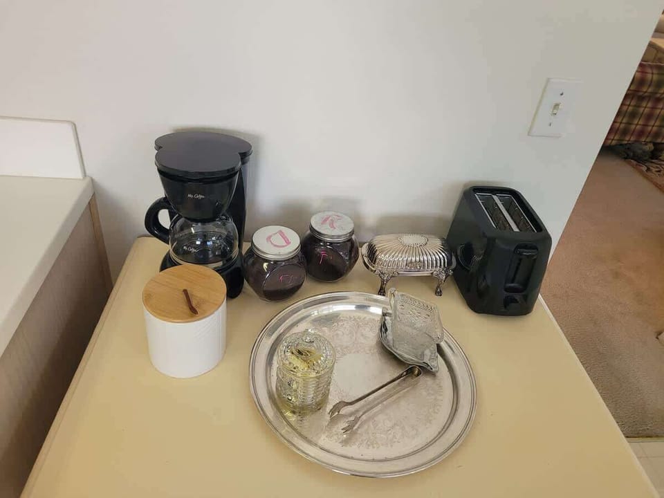 Coffee station with regular/decaf and green tea provided. Along with creamer and sweeteners. 