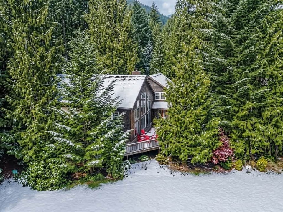 Winter is coming! A cozy retreat on Mt Hood, youll be warm by the fire and a short drive to the slopes. 