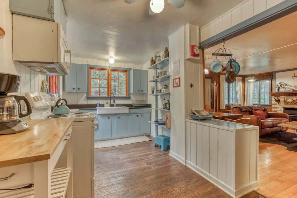 Comfortable kitchen area, ready to assist in creating a delicious meals and culinary delights.