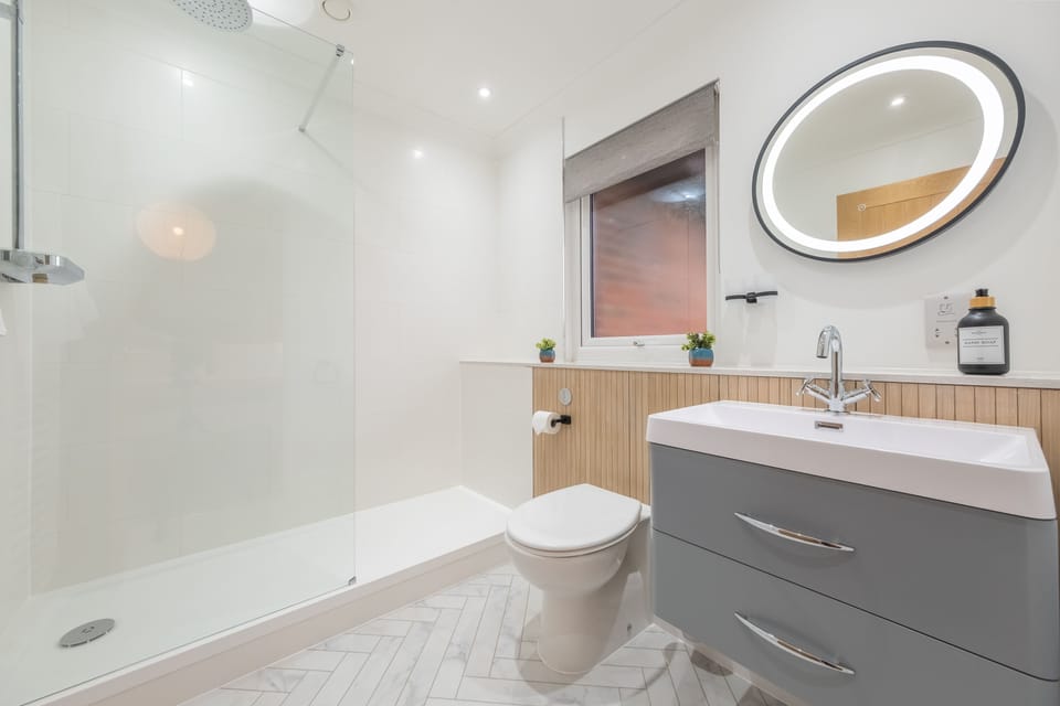 Ground floor:  En-suite shower
