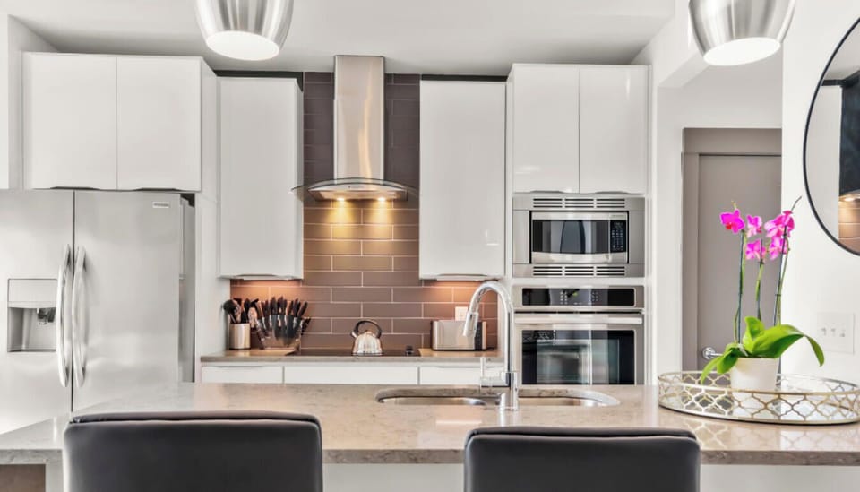 Contemporary kitchen design with all the tools you need to prepare a delicious meal.