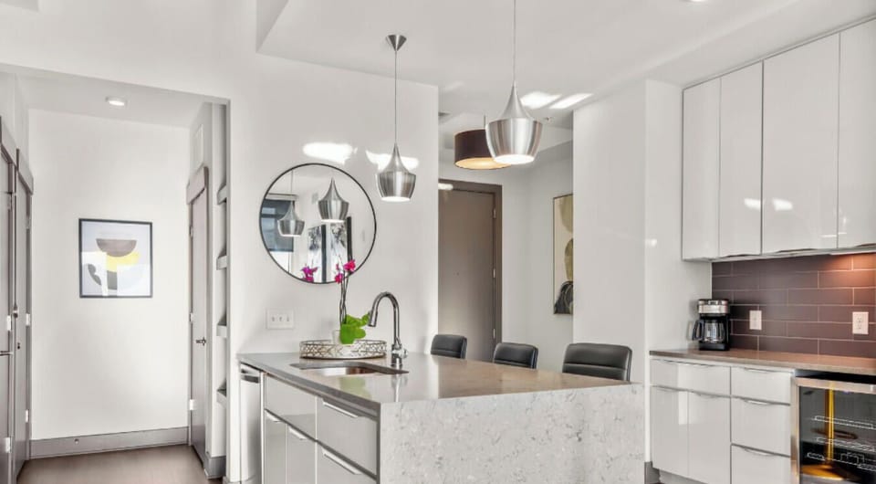 Contemporary kitchen design with all the tools you need to prepare a delicious meal.