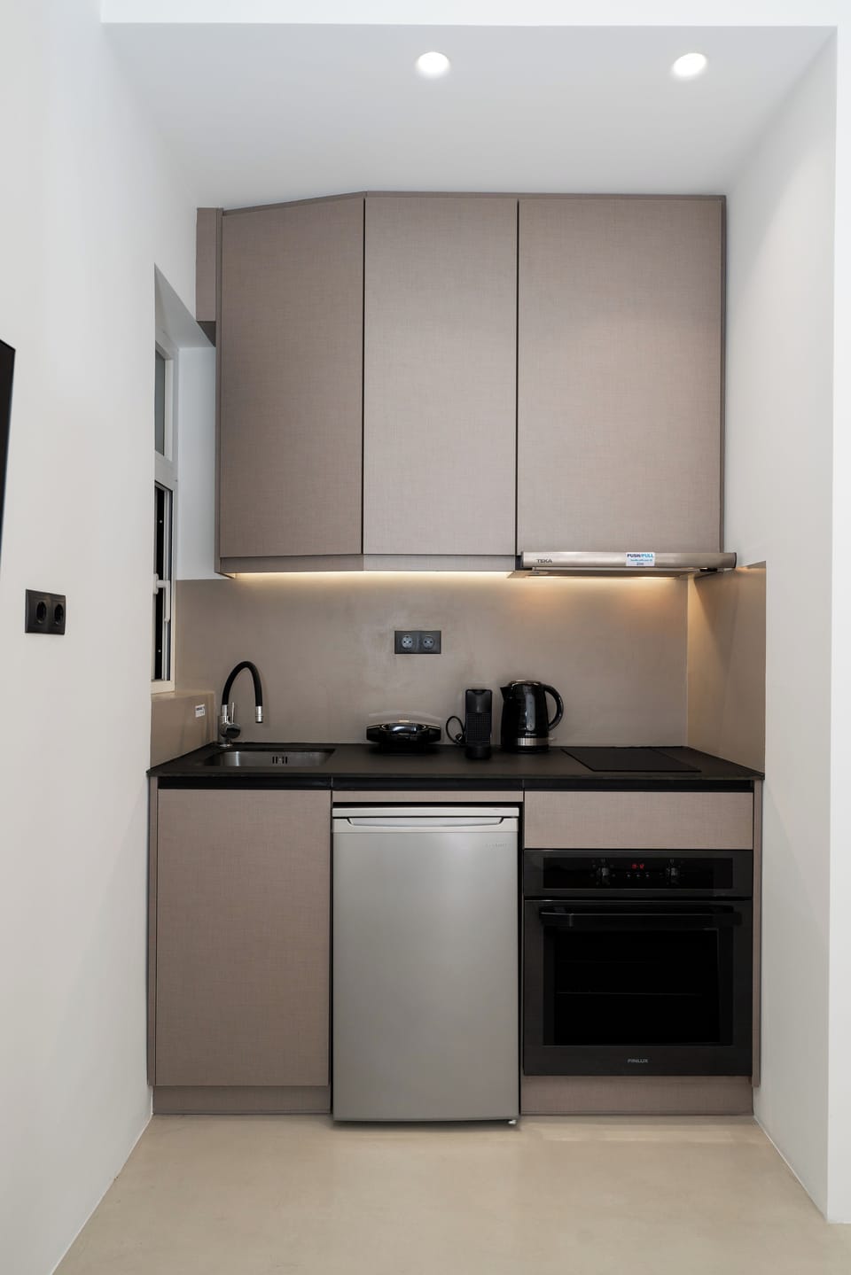 Exclusive Studio, 1 Double Bed, Kitchen | Private kitchen | Fridge, microwave, oven, stovetop