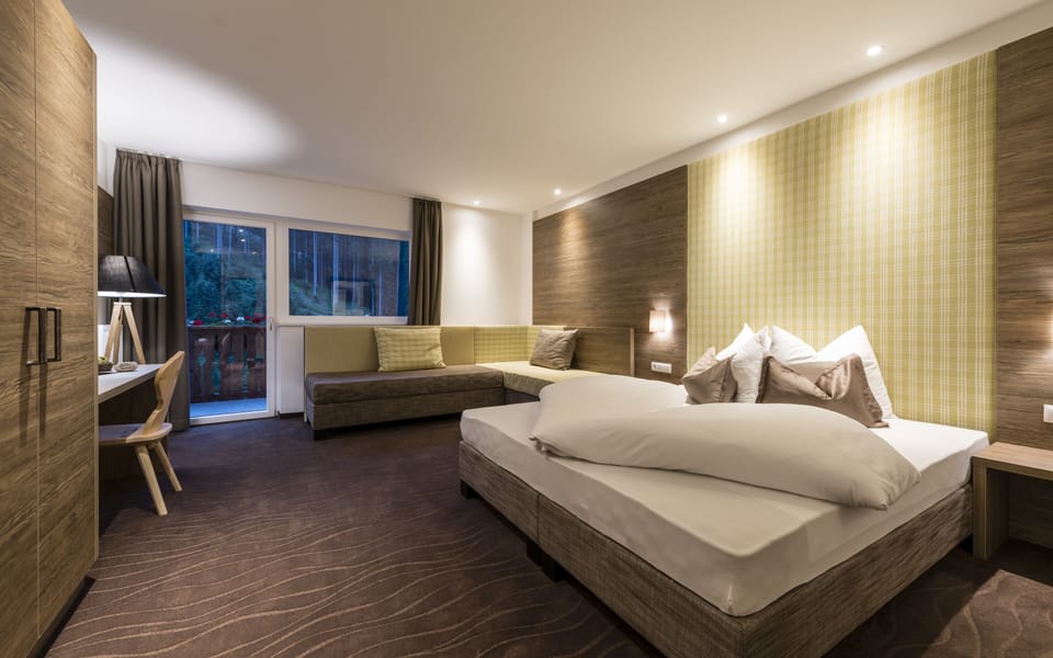 Deluxe Room | 1 bedroom, minibar, in-room safe, desk