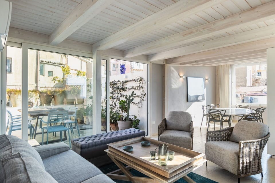 Table, Furniture, Property, Couch, Building, Houseplant, Plant, Lighting, Wood, Interior Design