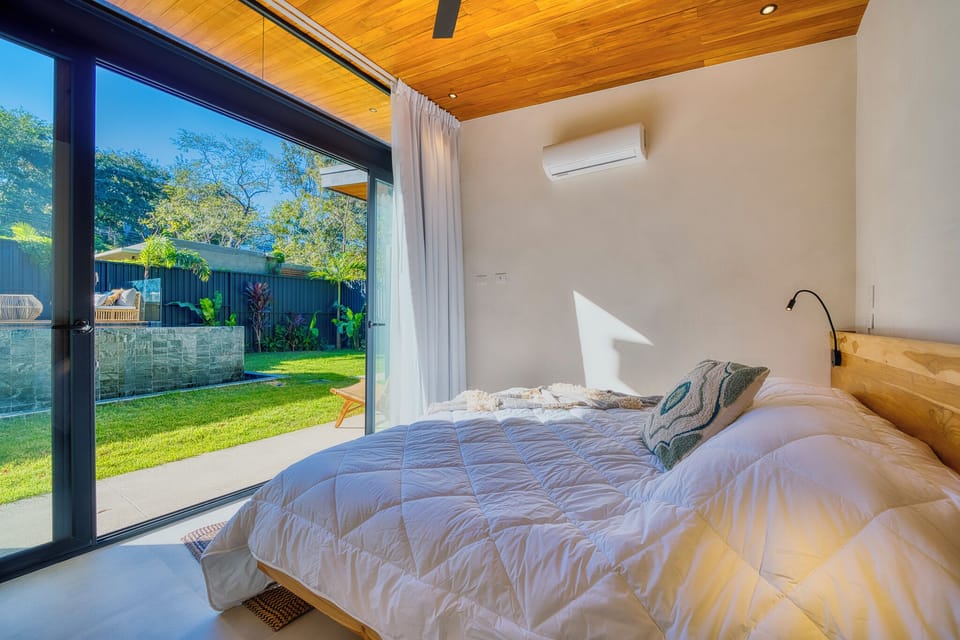 BDR with direct view to the pool and garden. 