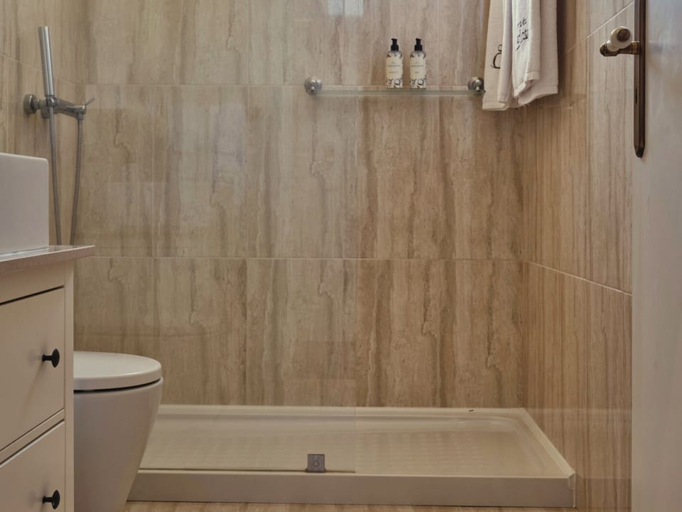 Family Twin Room, Garden View | Bathroom | Shower, rainfall showerhead, hair dryer, towels