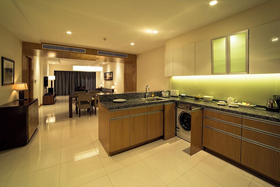 Full-size fridge, microwave, oven, stovetop