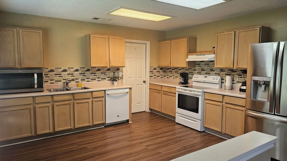 Cook with ease in our well-equipped kitchen, perfect for preparing meals to suit any taste.