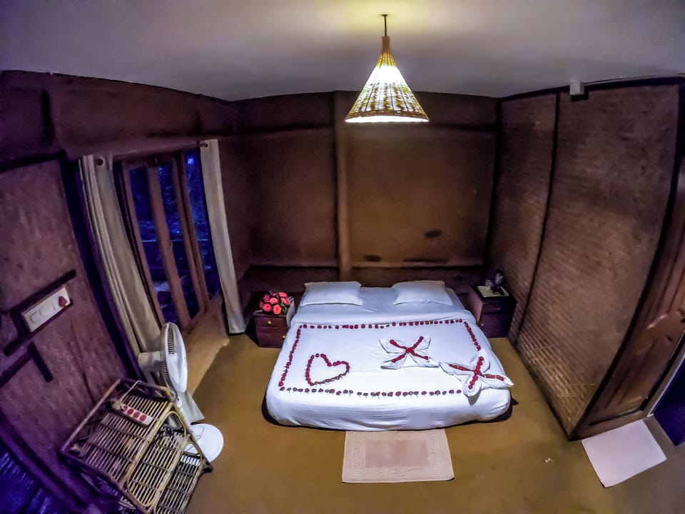 Exclusive Tree House, 1 King Bed, Non Smoking, Pool View | In-room safe, individually decorated, individually furnished, desk