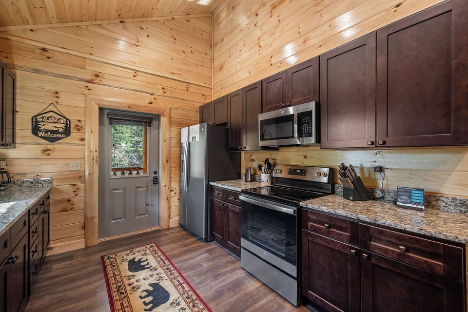 Fully equipped kitchen: cook/dinner/bake/silver-ware provided!