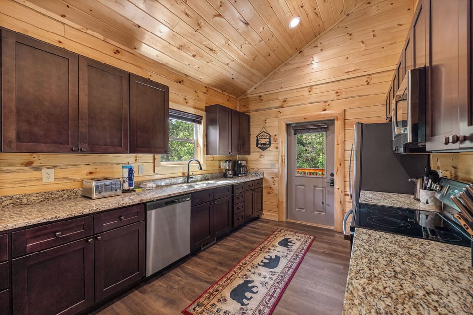 Fully equipped kitchen: cook/dinner/bake/silver-ware provided!