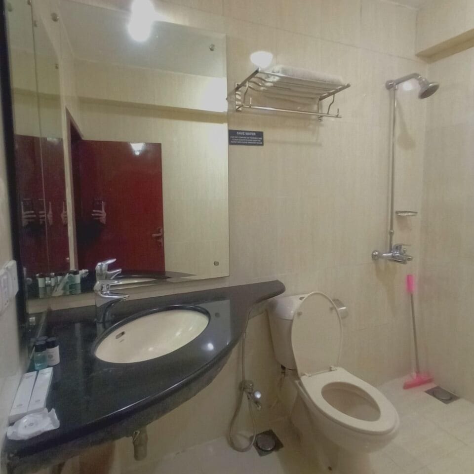 Free toiletries, slippers, bidet