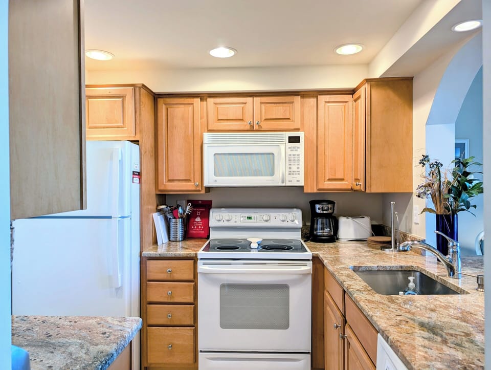 608 Dover Sea Colony East Modern Kitchen - Fully equipped kitchen at 608 Dover, Sea Colony East, featuring honey-oak cabinetry, granite countertops, and modern appliances.
