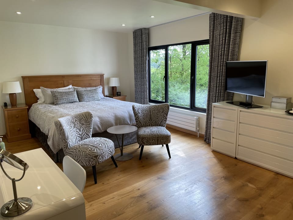 Luxury Room (Spinney – Superking Bed) | Egyptian cotton sheets, premium bedding, individually decorated, desk