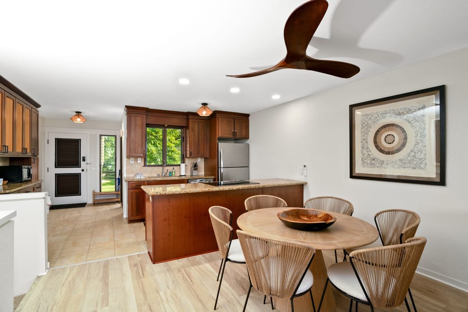 Condo, 2 Bedrooms | Dining