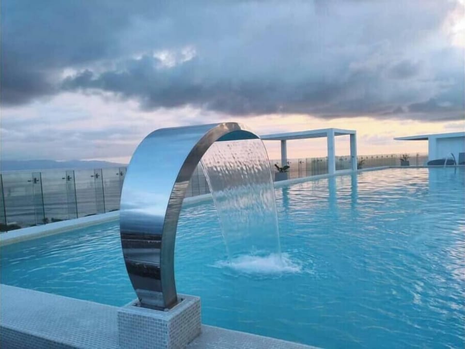 Roof top pool