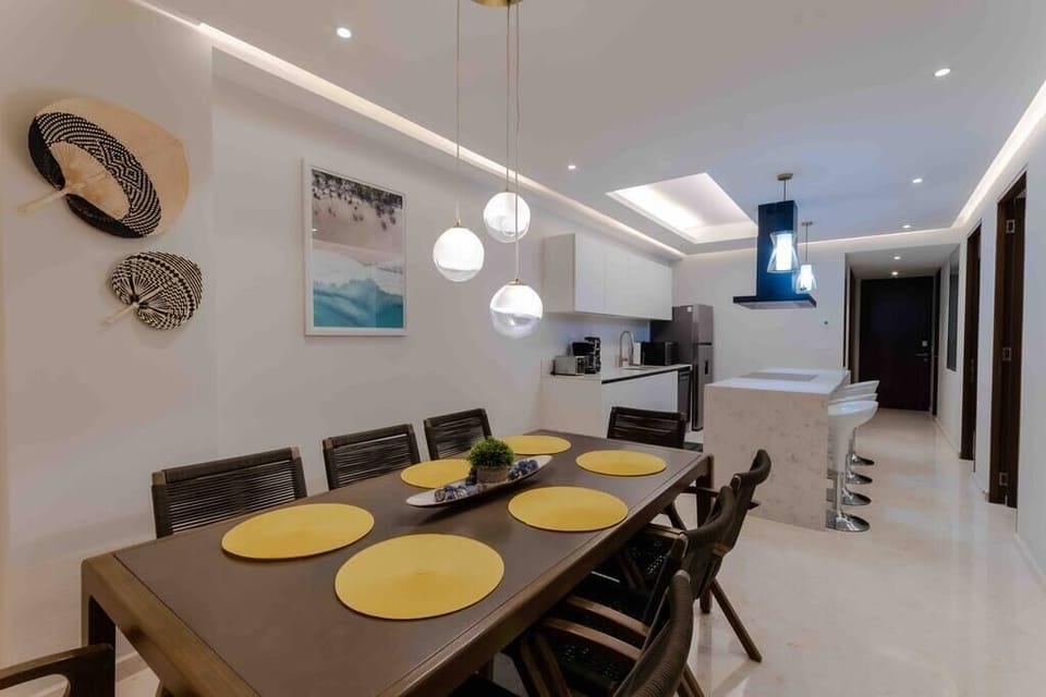 Dinning Room/ Kitchen sits comfortably 8