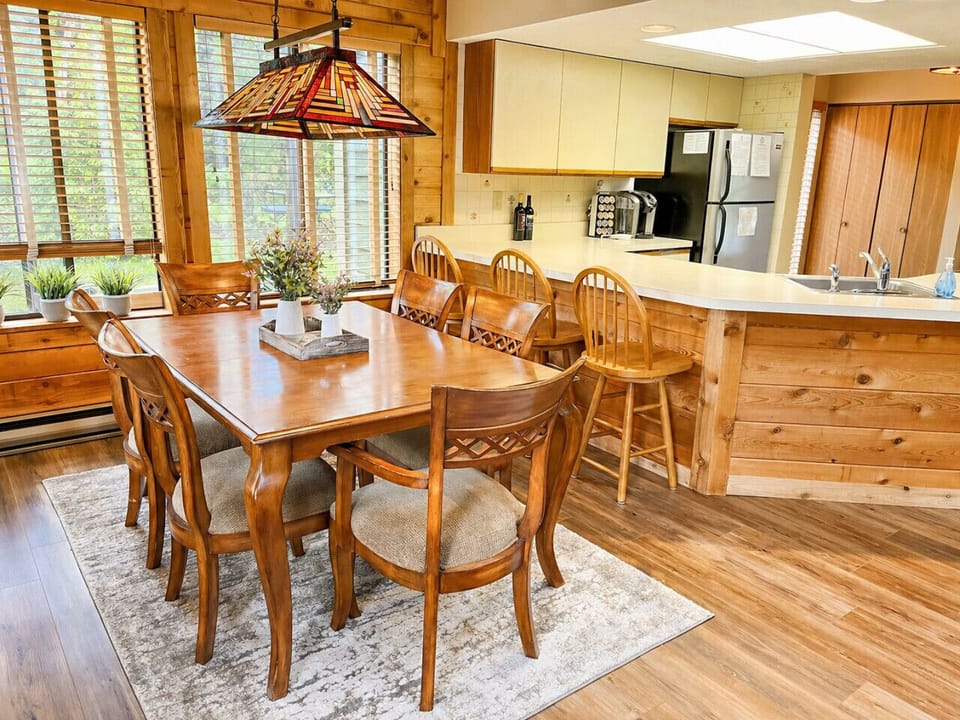 Dining with seating for 6 plus 3 at the breakfast bar