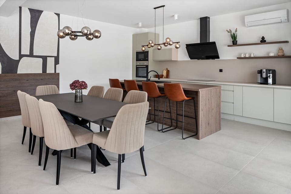 exquisitely designed open-plan, fully equipped kitchen
