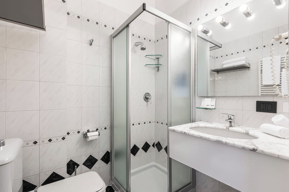 Economy Single Room, 1 Bedroom, Balcony, Courtyard Area | Bathroom | Shower, hair dryer, bidet, towels