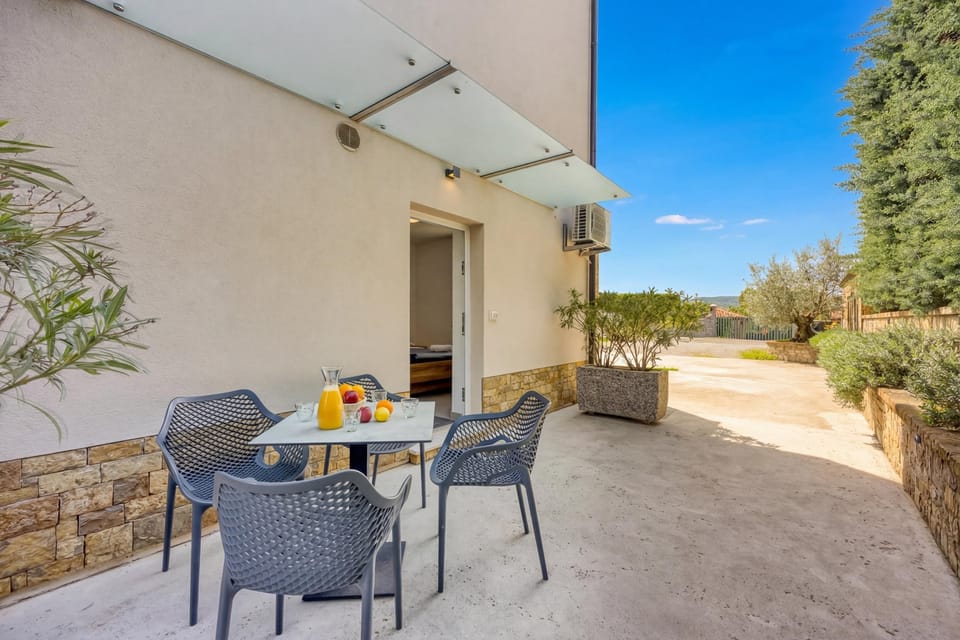 Family Apartment, 1 Bedroom, Microwave (Modern Apt Deni: Terrace + Private) | Outdoor dining
