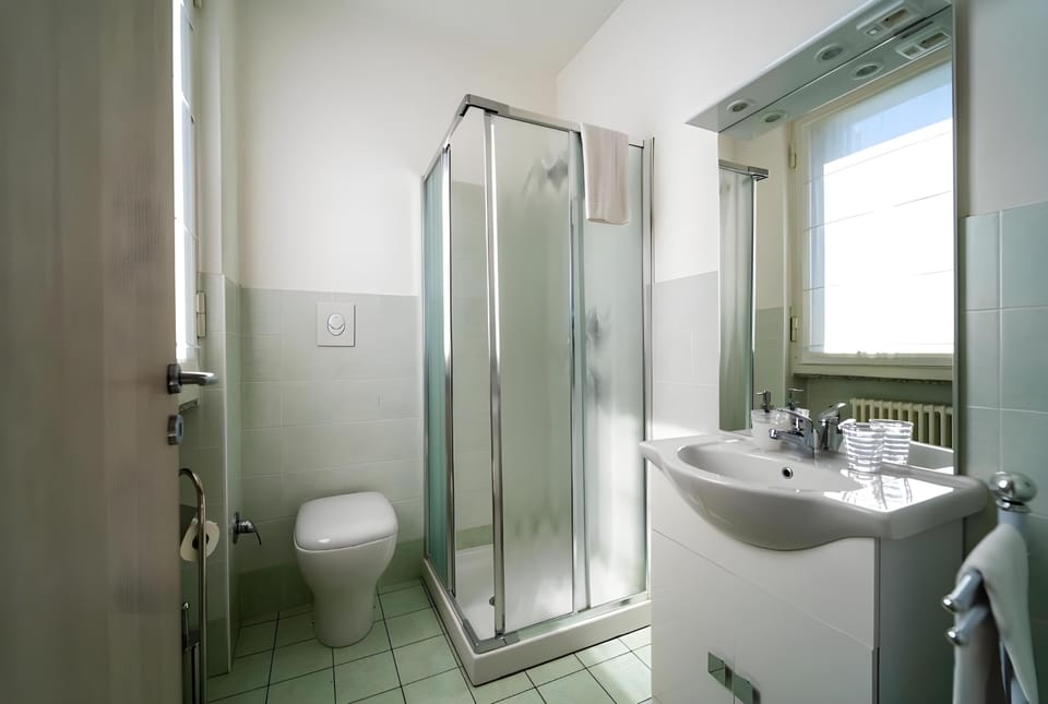 Classic Double Room, Lake View | Bathroom