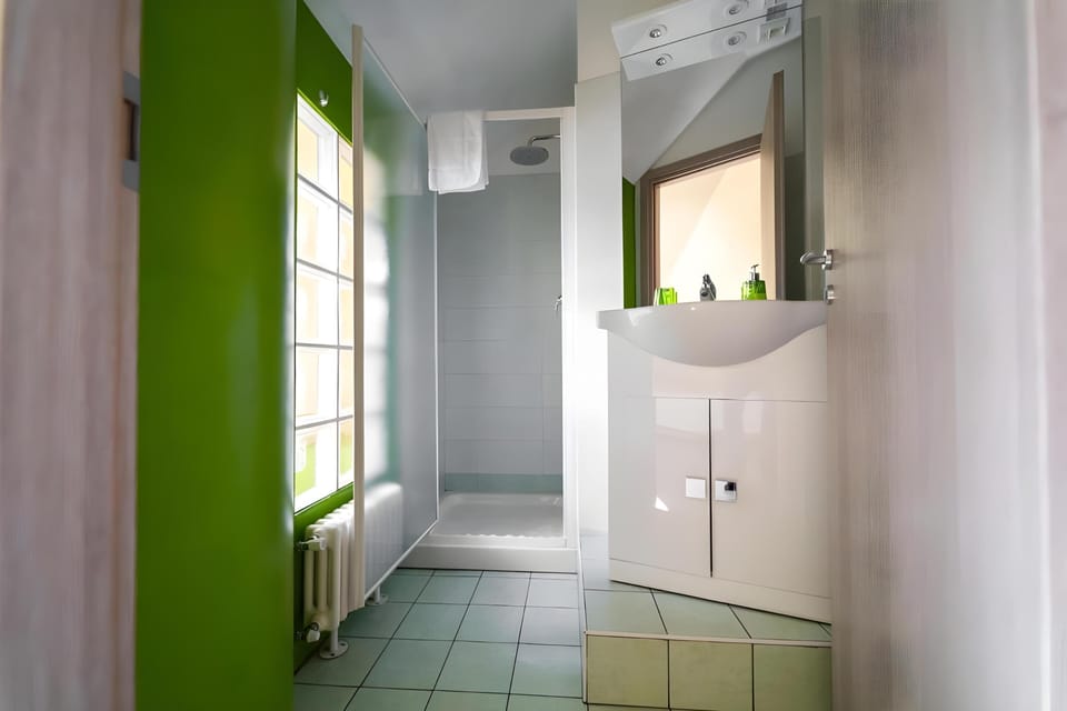 Economy Quadruple Room | Bathroom