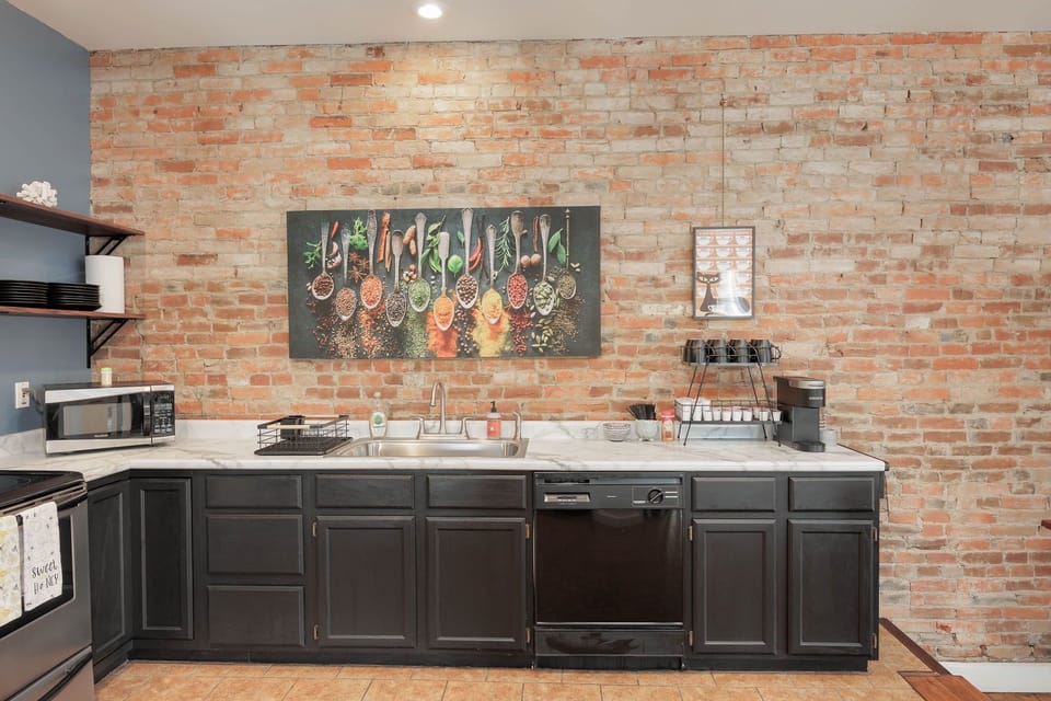30-web-or-mls-Wild Equine Kitchen 2