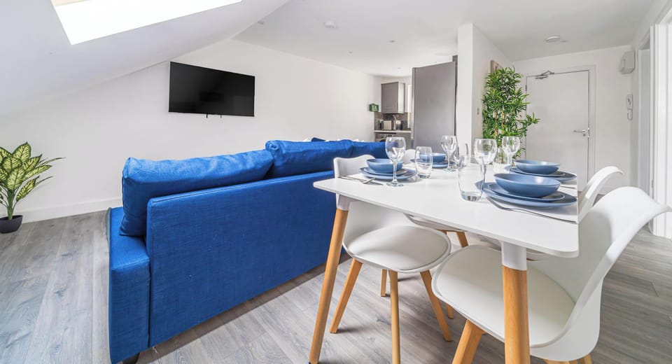 OPEN-PLAN LAYOUT MAKES THE SPACE FEEL BRIGHT AND CONNECTED