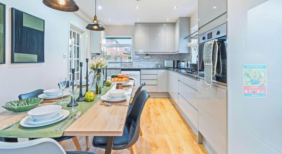OPEN PLAN KITCHEN AND DINING AREA