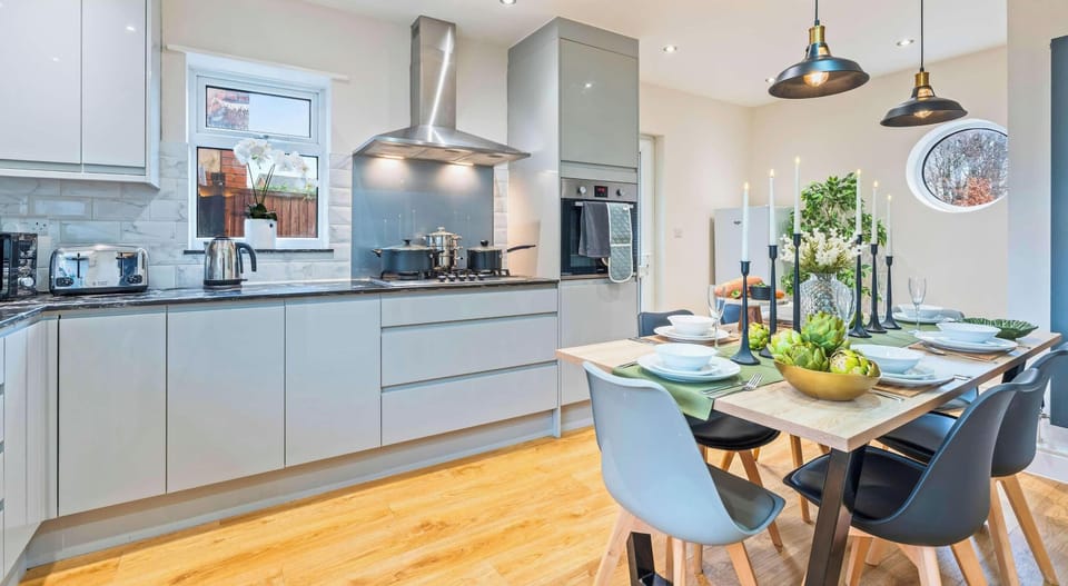 FULLY EQUIPPED KITCHEN AND DINING TABLE