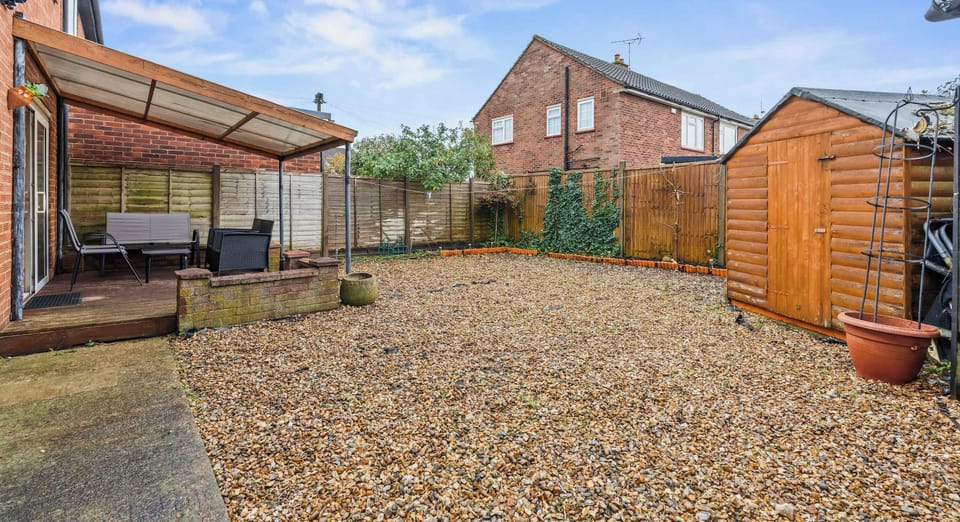 SPACIOUS BACKYARD GARDEN