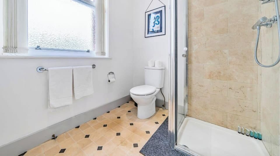 SPACIOUS BATHROOM WITH SHOWER