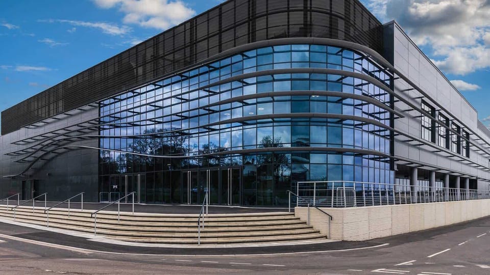 THE FARNBOROUGH INTERNATIONAL EXHIBITION & CONFERENCE CENTRE IS 20 MINUTES AWAY FROM THE APARTMENT. IT IS A WORLD-RENOWNED VENUE, KNOWN FOR HOSTING THE FARNBOROUGH INTERNATIONAL AIRSHOW, ONE OF THE MOST PRESTIGIOUS AEROSPACE EVENTS GLOBALLY.