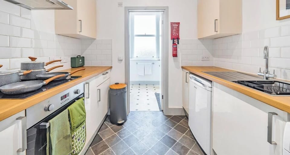 SPACIOUS KITCHEN AREA