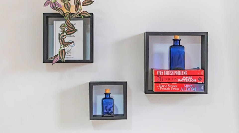 DELICATE WALL DECORATIONS