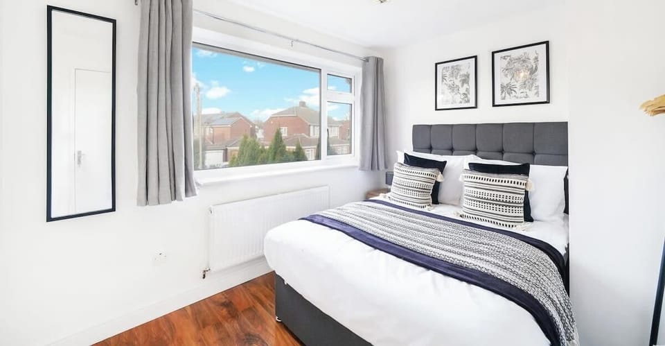 SPACIOUS DOUBLE BEDROOM