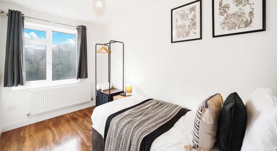 SPACIOUS SINGLE BEDROOM