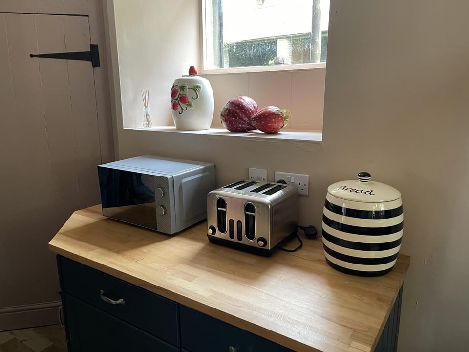Cottage | Private kitchen | Fridge, microwave, oven, stovetop