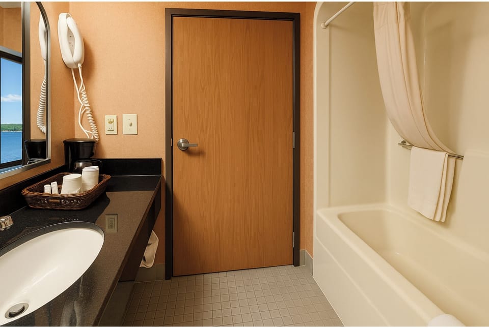 Combined shower/tub, designer toiletries, towels