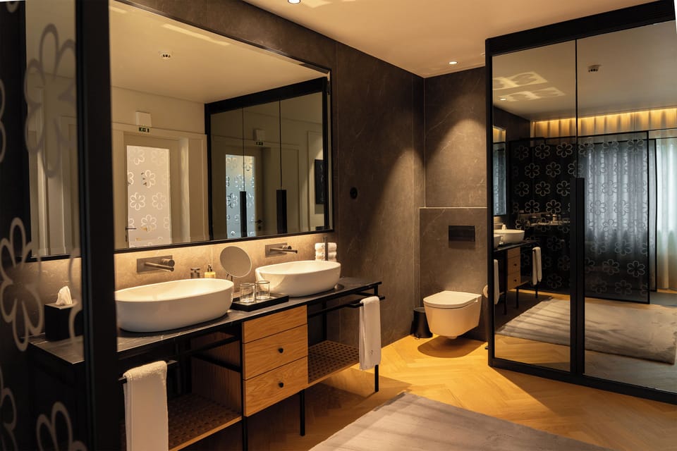 Quarto King Superior | Bathroom | Shower, designer toiletries, hair dryer, bathrobes