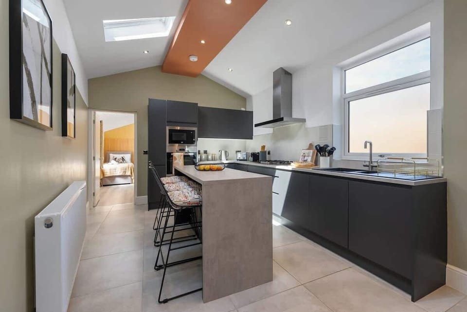 A fully equipped kitchen and a spacious kitchen area at Blue Puffin Stays Short Lets & Serviced Accommodation, perfect for preparing your favourite meals.
