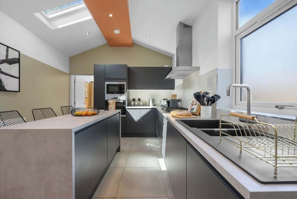 A fully equipped kitchen and a spacious kitchen area at Blue Puffin Stays Short Lets & Serviced Accommodation, perfect for preparing your favourite meals.
